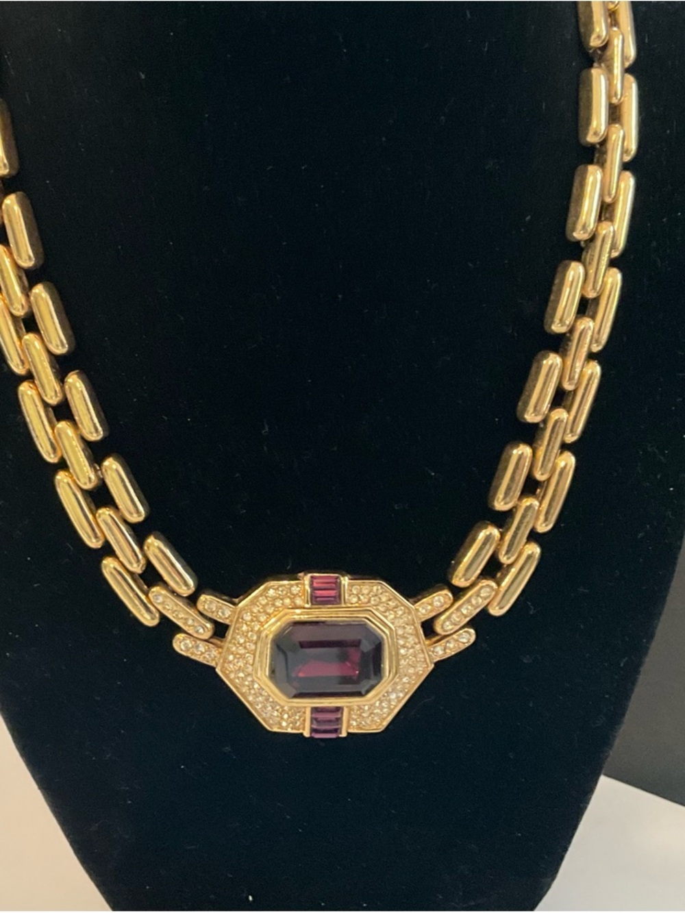 Signed Oscar de la Renta statement,  choker necklace